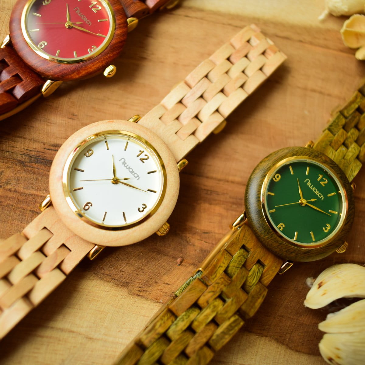 drewniany-zegarek-niwatch-klon-lezy-na-stole-obok-innych-drewnianych-zegarkow-niwatch